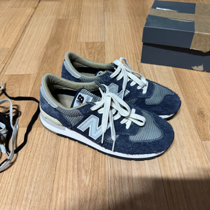 뉴발란스 990v1 칼하트 265사이즈 판매합니다.