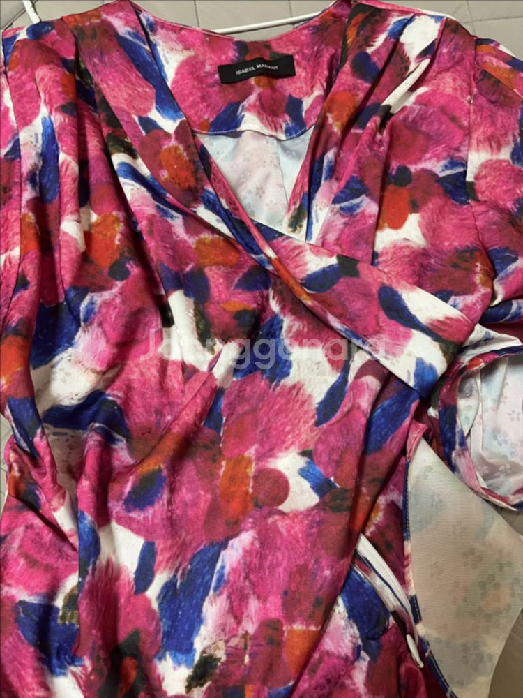 이자벨마랑 손담비 언발 블라우스/ 자크뮈스/ 쟈딕--4