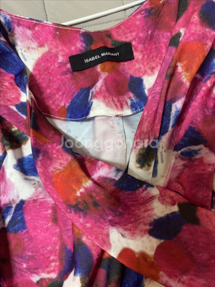 이자벨마랑 손담비 언발 블라우스/ 자크뮈스/ 쟈딕--2