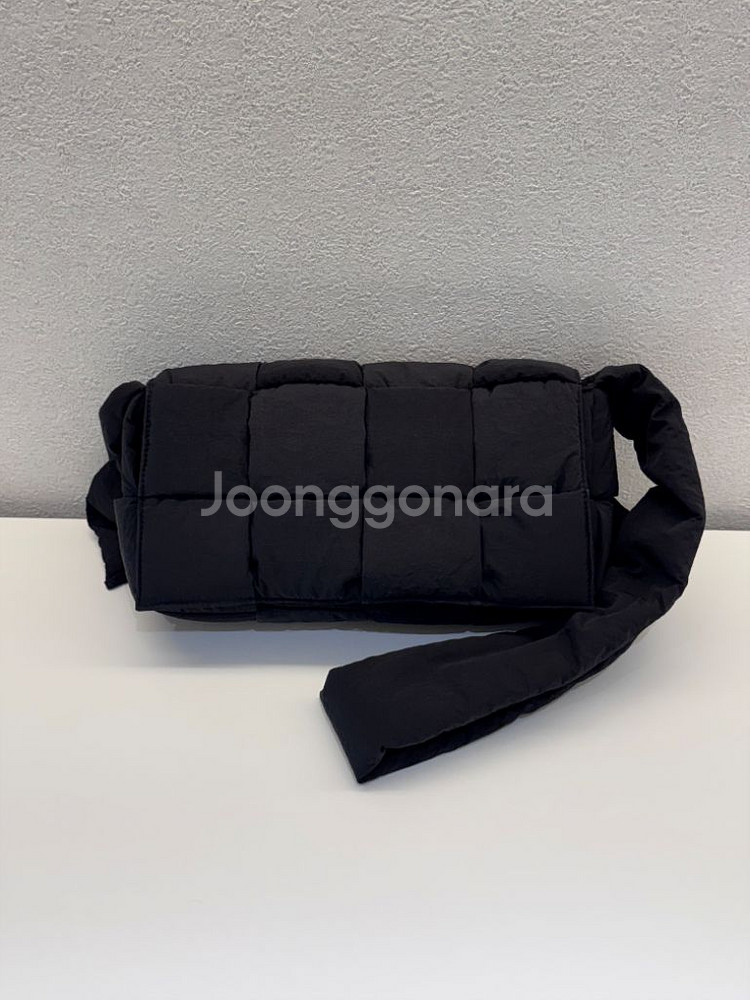 보테가베네타 패딩 테크 카세트백 블랙--0