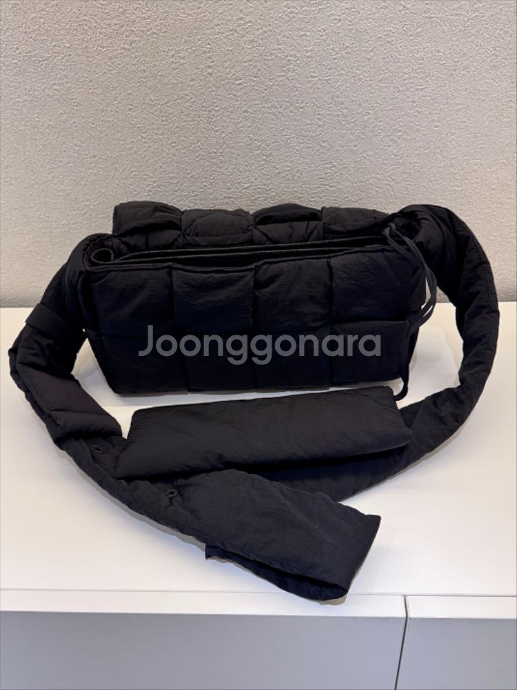 보테가베네타 패딩 테크 카세트백 블랙--2