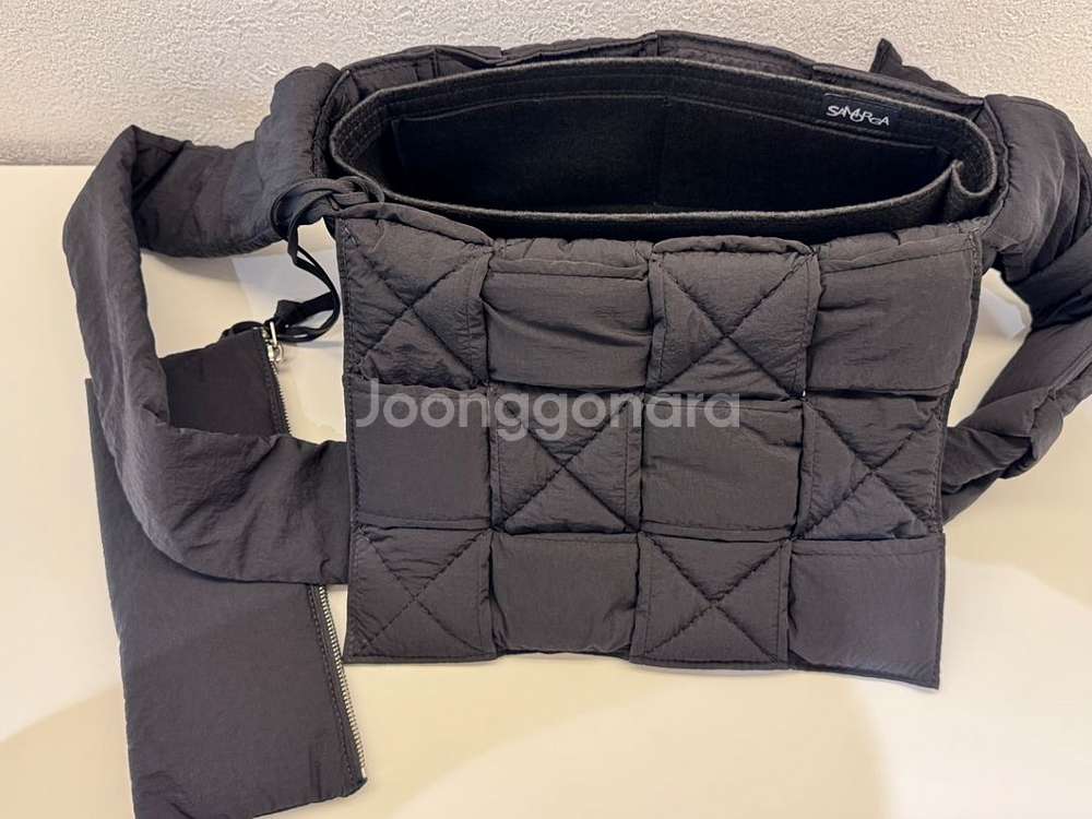 보테가베네타 패딩 테크 카세트백 블랙--3