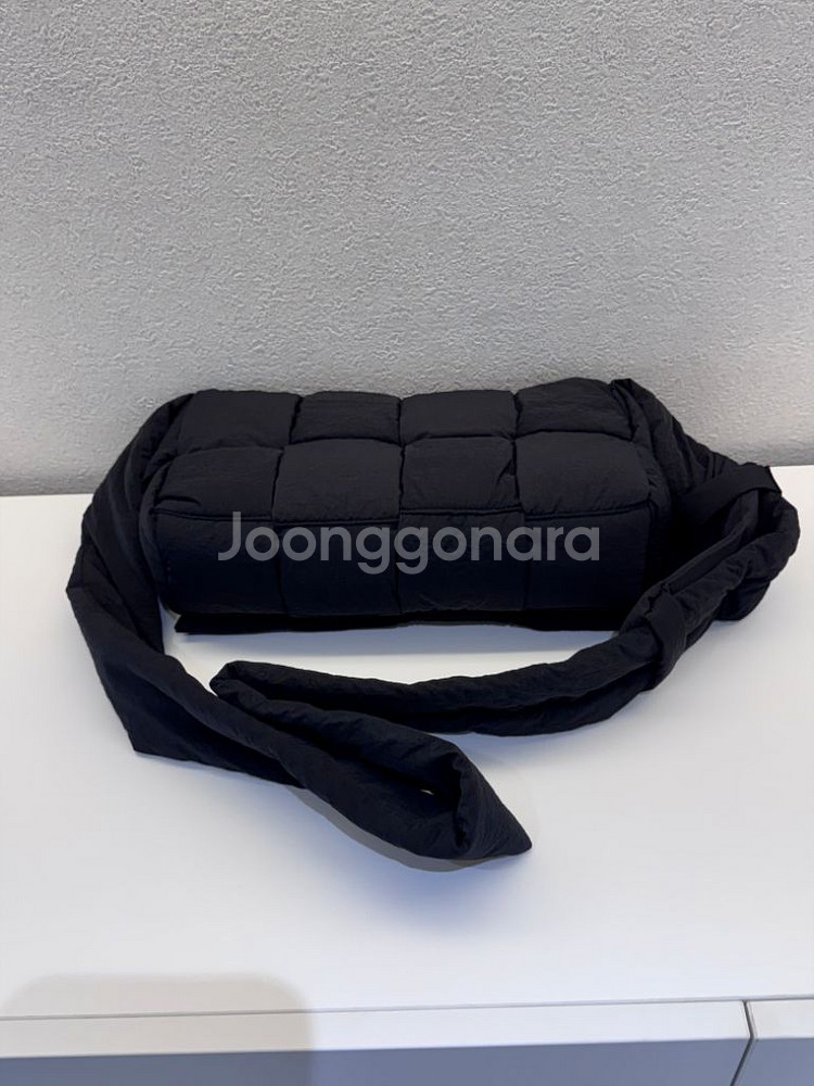 보테가베네타 패딩 테크 카세트백 블랙--1