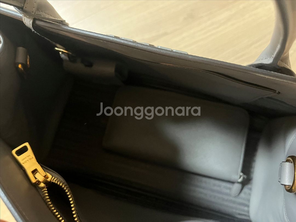 프라다 20FW 사피아노 모노크롬 토트백 미디움--2