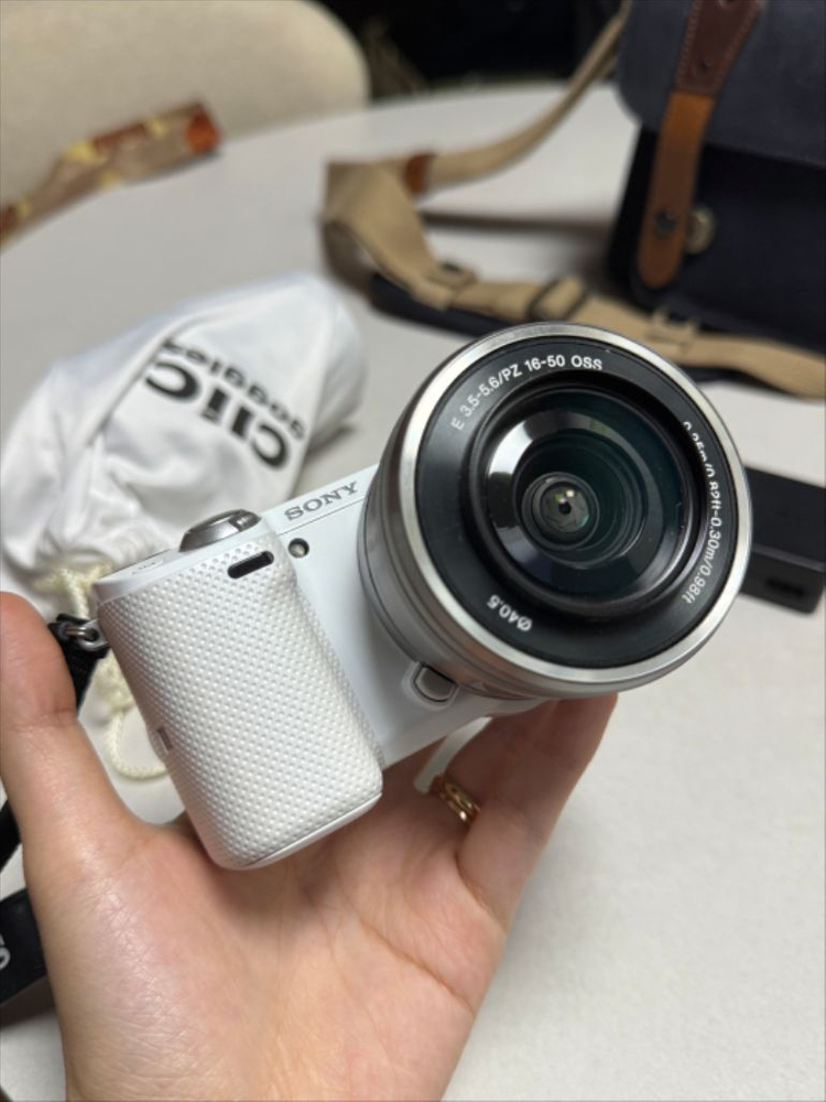 소니 NEX-5T 화이트 미러리스 카메라 이미지