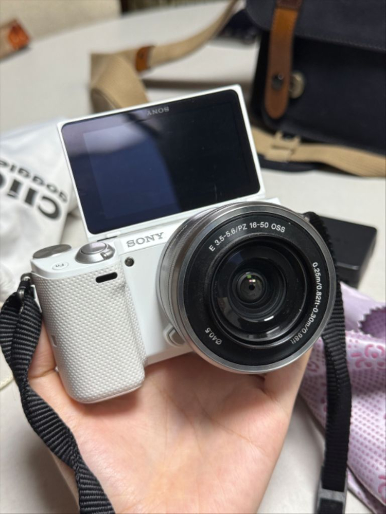 소니 NEX-5T 화이트 미러리스 카메라 이미지