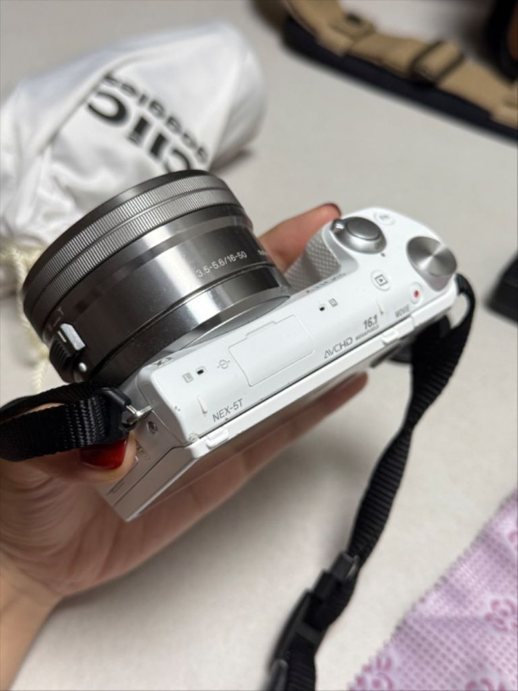 소니 NEX-5T 화이트 미러리스 카메라 이미지