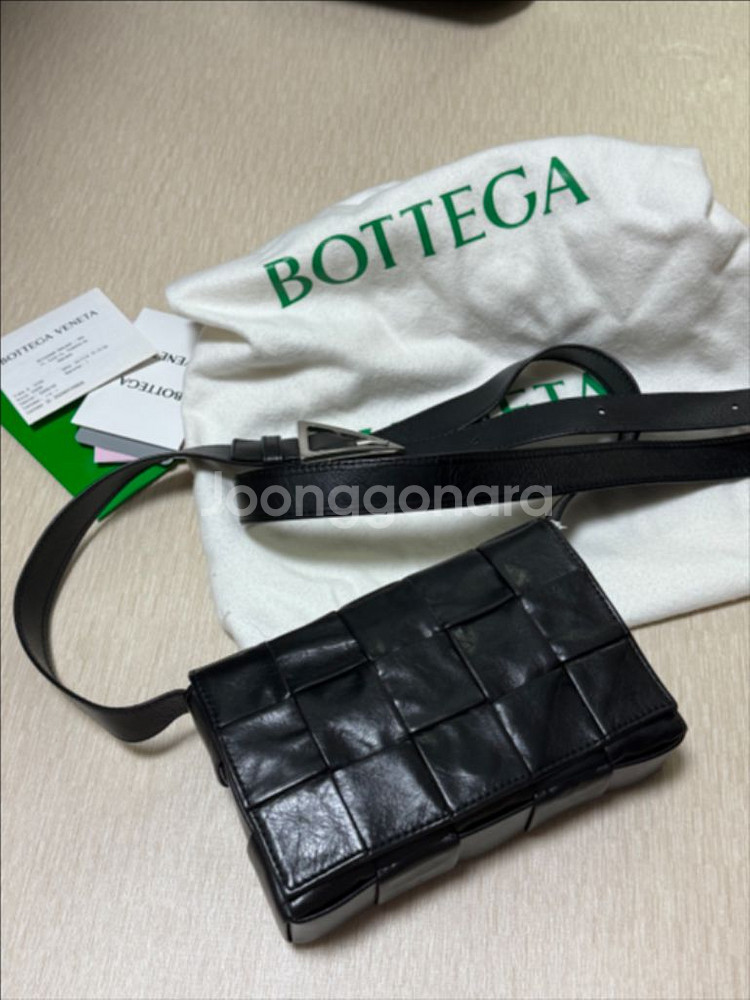 보테가 베네타 카세트백 스몰 블랙 (717587)--0