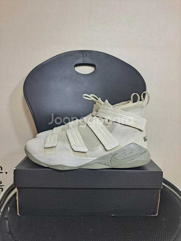나이키 르브론 제임스 솔져11 280사이즈--0