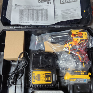 디월트 20v 충전해머드릴 DCD709E2T 새것판매