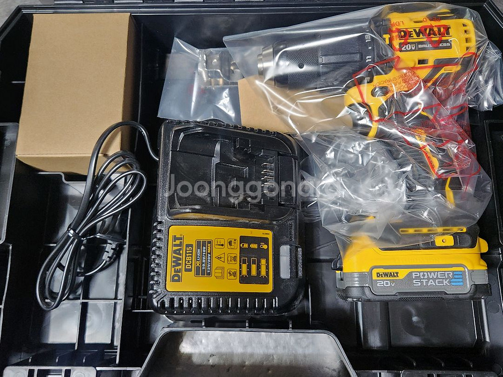 디월트 20v 충전해머드릴 DCD709E2T 새것판매--1