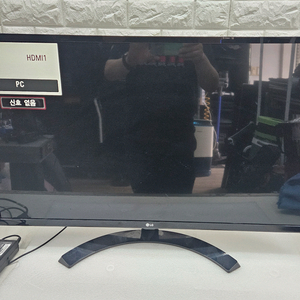 LG 32인치 LED 모니터 입니다
