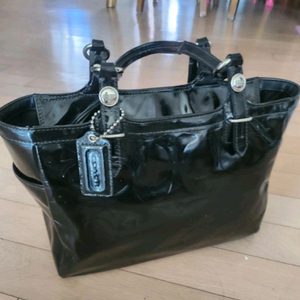 코치 블랙 에나멜 토트백 정품코치 블랙 에나멜 토트백