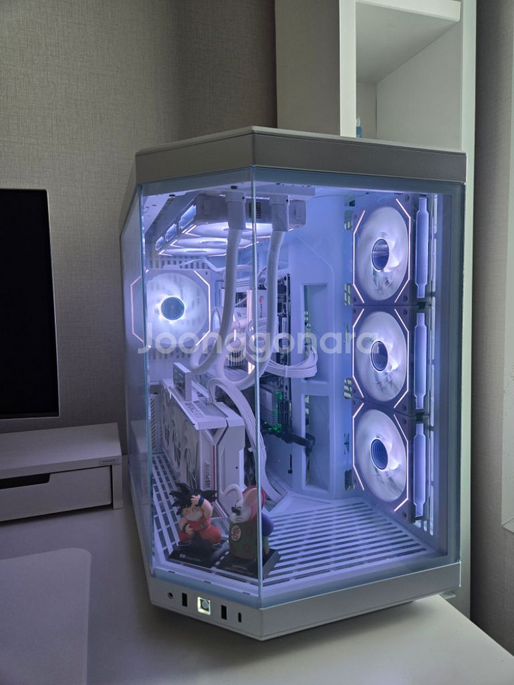 HYTE Y70 라이젠7 9700x RTX4070S 올--1