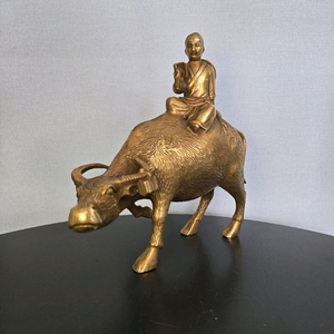 황동 소위에 책읽는 목동