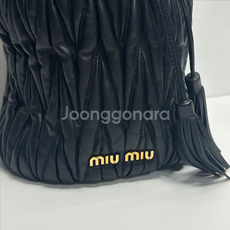 (정품)미우미우 마테라쎄 나파 가죽 버킷백--2