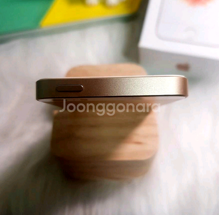 아이폰SE 샴페인 골드 128G 팝니다!(선물용)--4