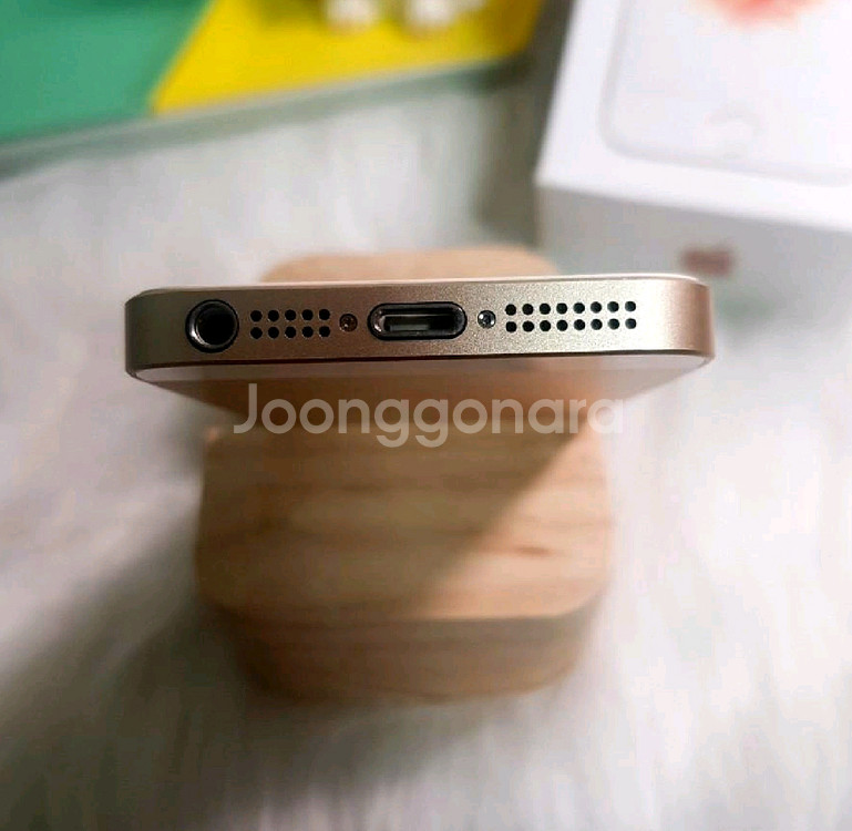 아이폰SE 샴페인 골드 128G 팝니다!(선물용)--5