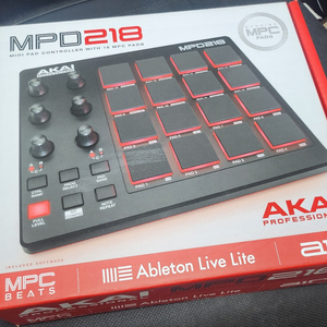 AKAI MPD218 미디 컨트롤러