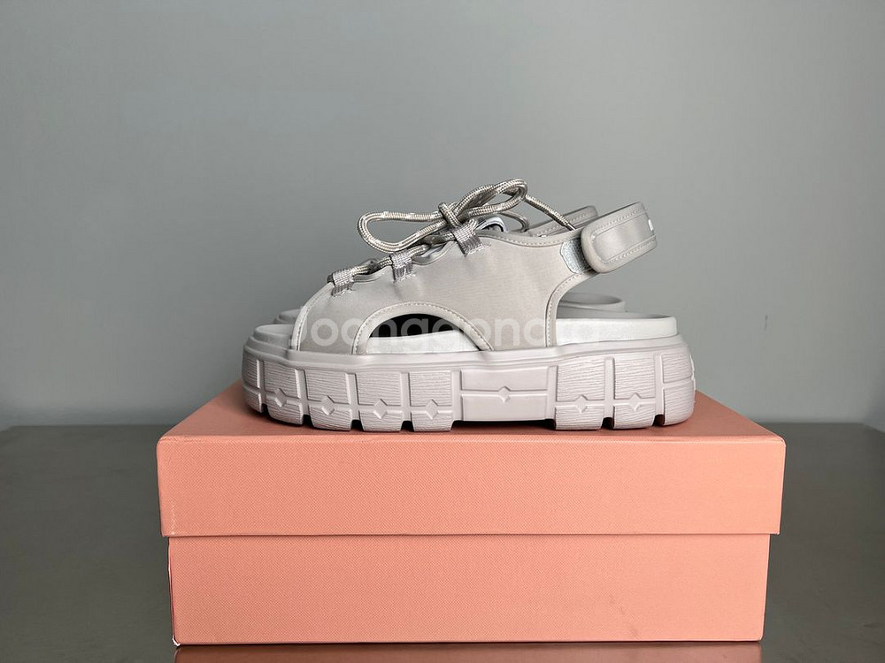 MIU MIU 2025 S/S 시즌 그레이 플랫폼 샌들--0