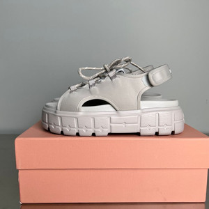 MIU MIU 2025 S/S 시즌 그레이 플랫폼 샌들