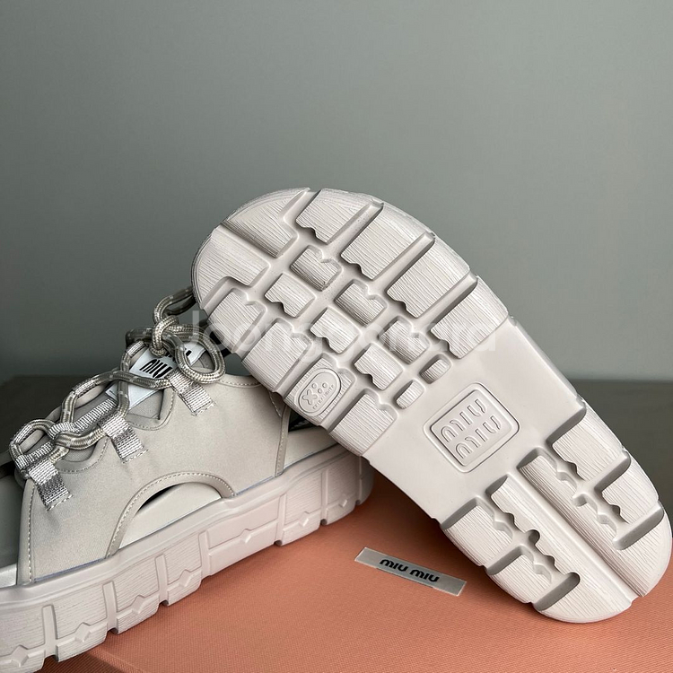 MIU MIU 2025 S/S 시즌 그레이 플랫폼 샌들--1