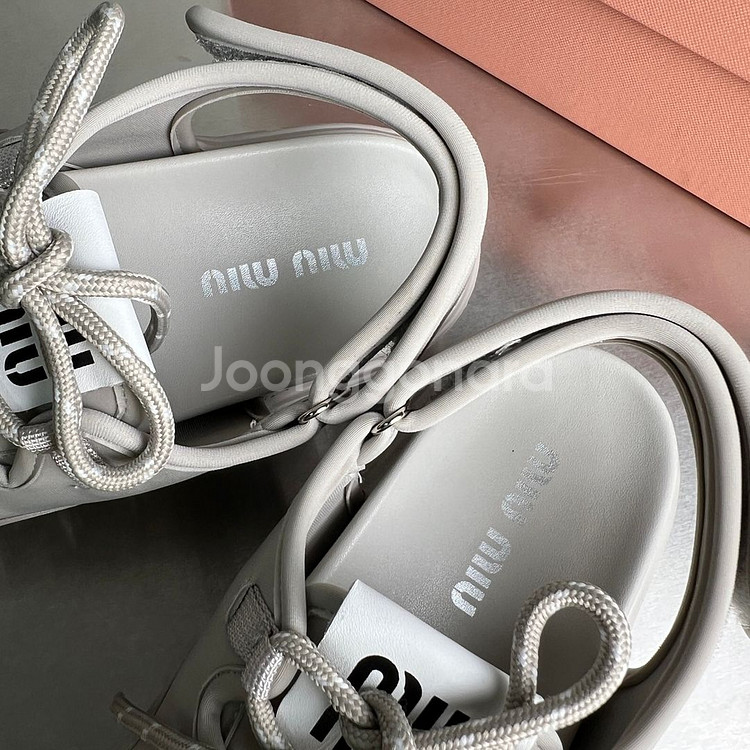 MIU MIU 2025 S/S 시즌 그레이 플랫폼 샌들--8
