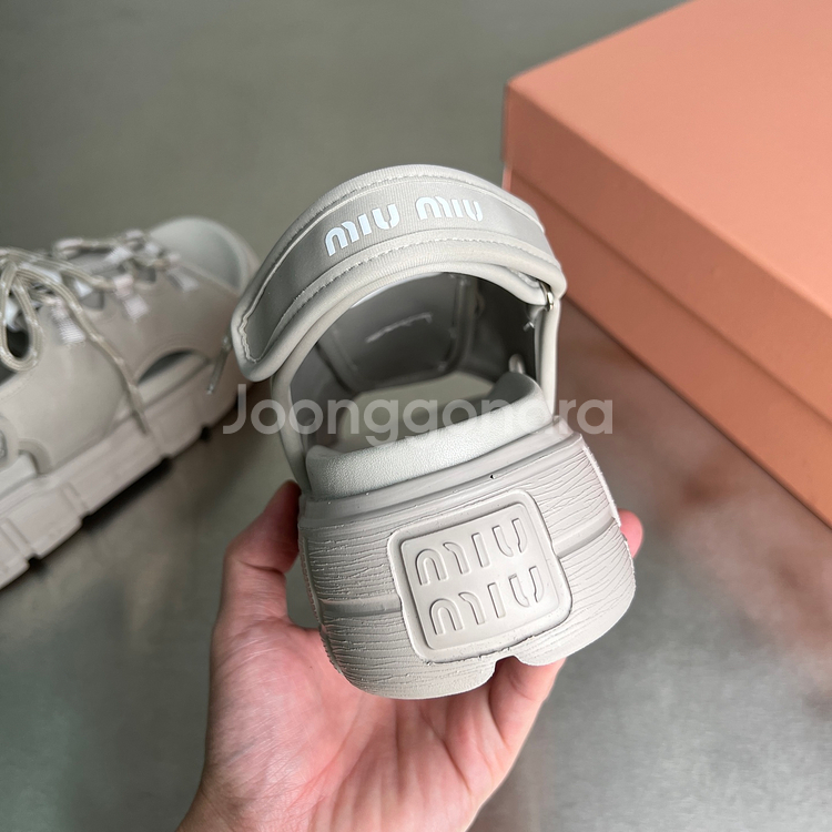 MIU MIU 2025 S/S 시즌 그레이 플랫폼 샌들--7