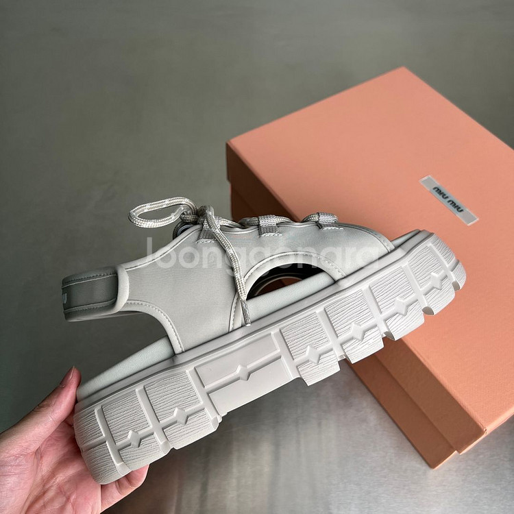 MIU MIU 2025 S/S 시즌 그레이 플랫폼 샌들--3