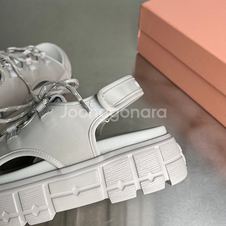 MIU MIU 2025 S/S 시즌 그레이 플랫폼 샌들--6