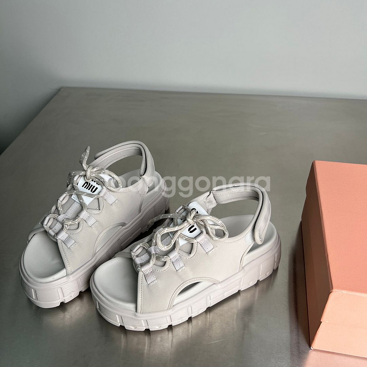 MIU MIU 2025 S/S 시즌 그레이 플랫폼 샌들--5