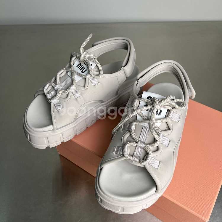 MIU MIU 2025 S/S 시즌 그레이 플랫폼 샌들--4