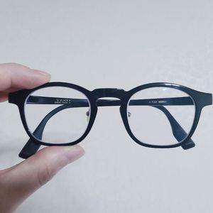 세련된 디자인 코받침 뿔테안경
