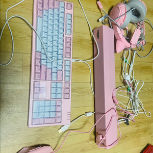 핑크 키보드 마우스 헤드셋 스피커