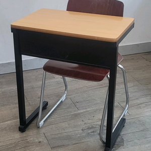 상태좋은 학원책걸상 팔아요.
