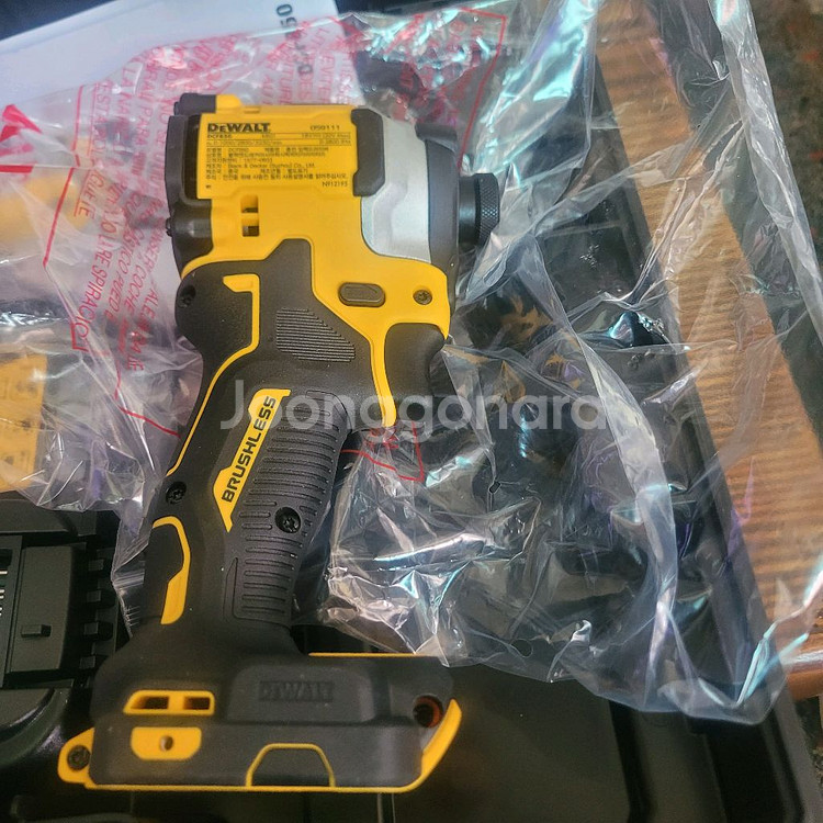 디월트 dcf850 임팩드라이버입니다--2