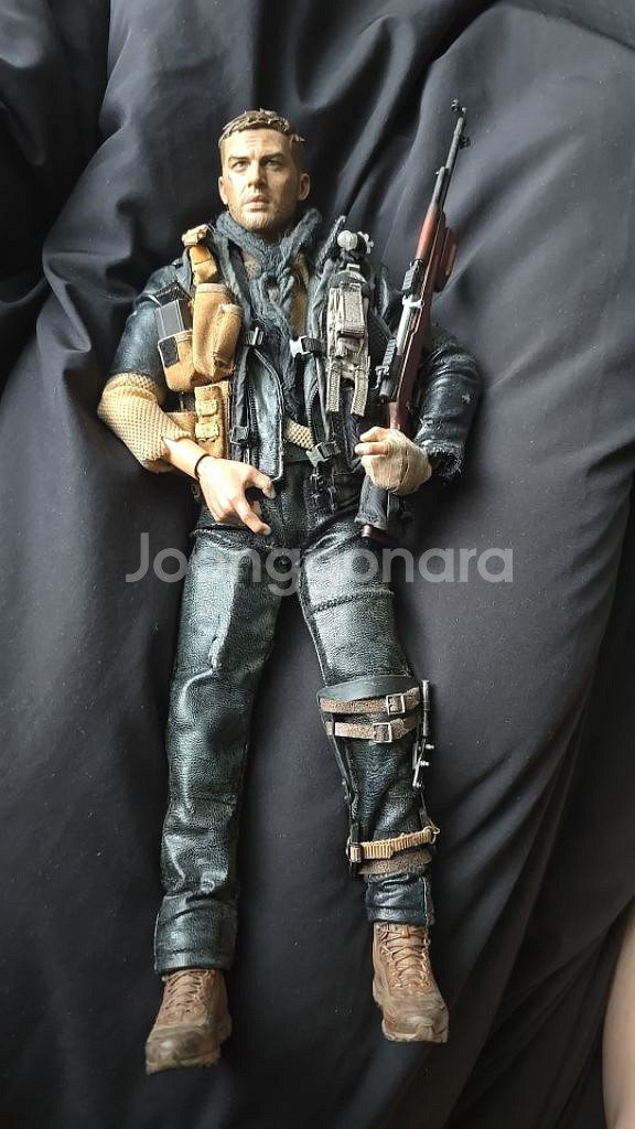 프레젠트 토이즈 매드 맥스 톰 하디 피규어--1