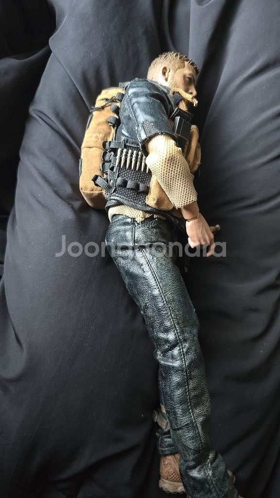 프레젠트 토이즈 매드 맥스 톰 하디 피규어--2