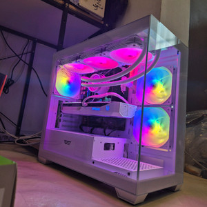 영상편집 게이밍 RTX5070 라이젠9600X 화이트