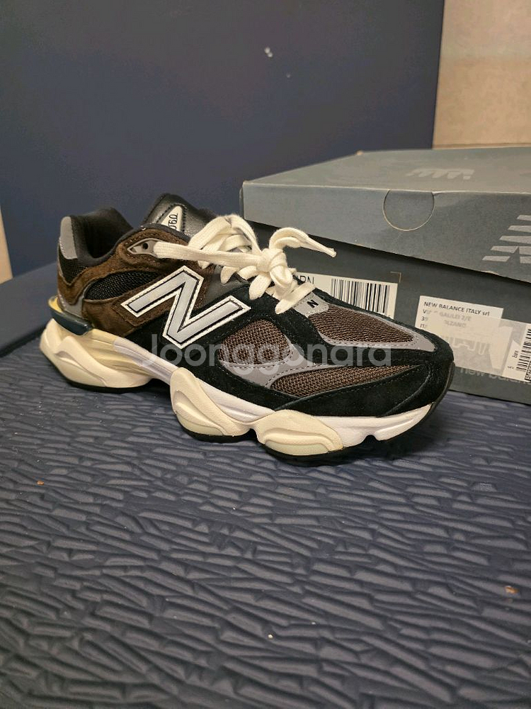 뉴발란스 9060 브라운 270 새상품 팝니다--0
