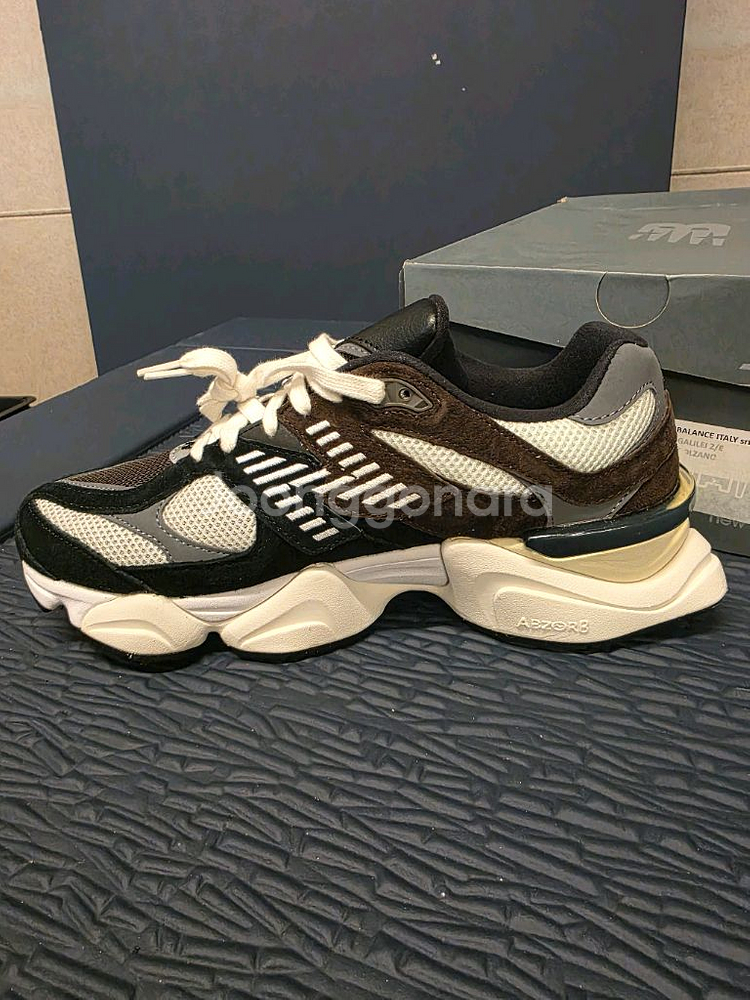 뉴발란스 9060 브라운 270 새상품 팝니다--1