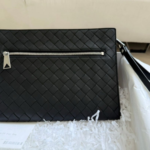 보테가베네타 인트레치아토 미디엄 클러치