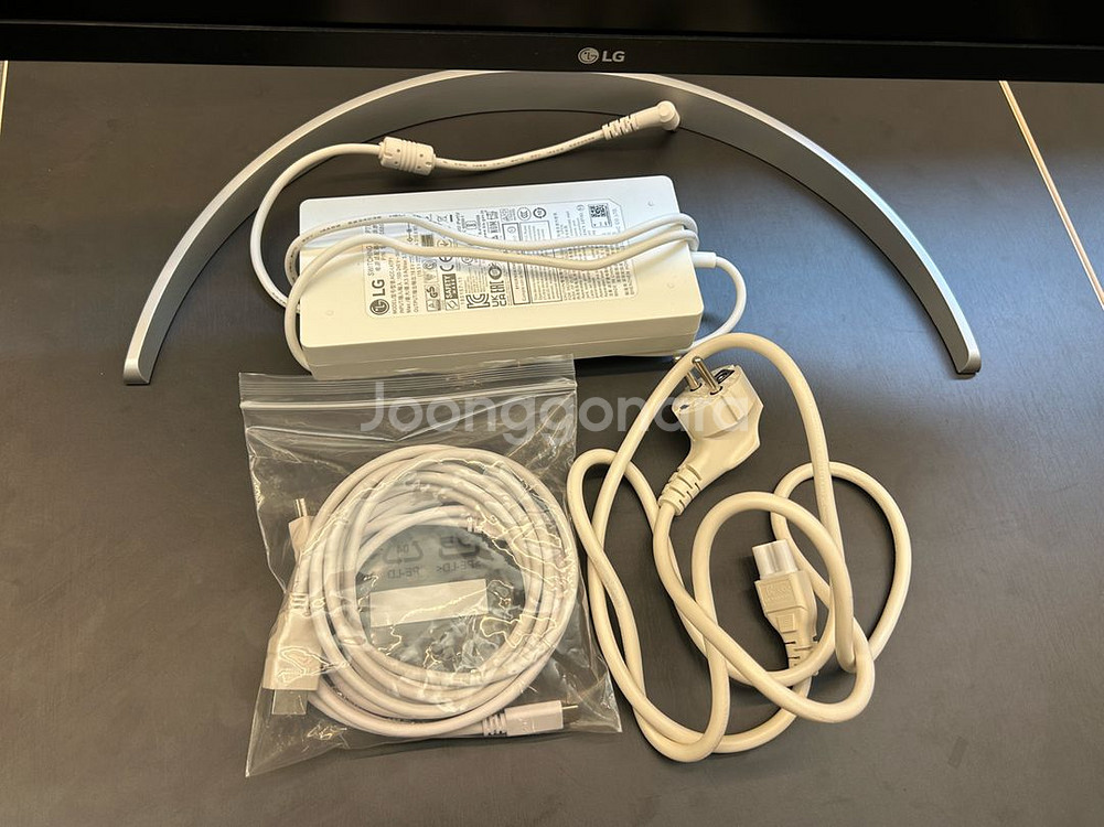 LG 27UP850N 4K 모니터 팝니다--3