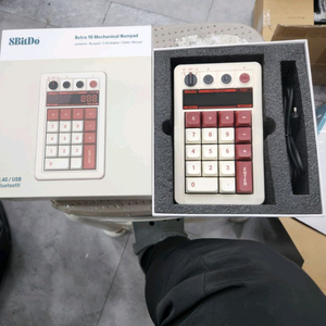 8BitDo Retro 18 기계식 숫자 패드 C64