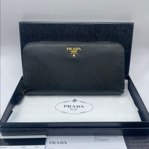 프라다 메탈 로고 지퍼 장지갑 상태A 정품
