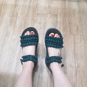 슈콤마보니 샌들