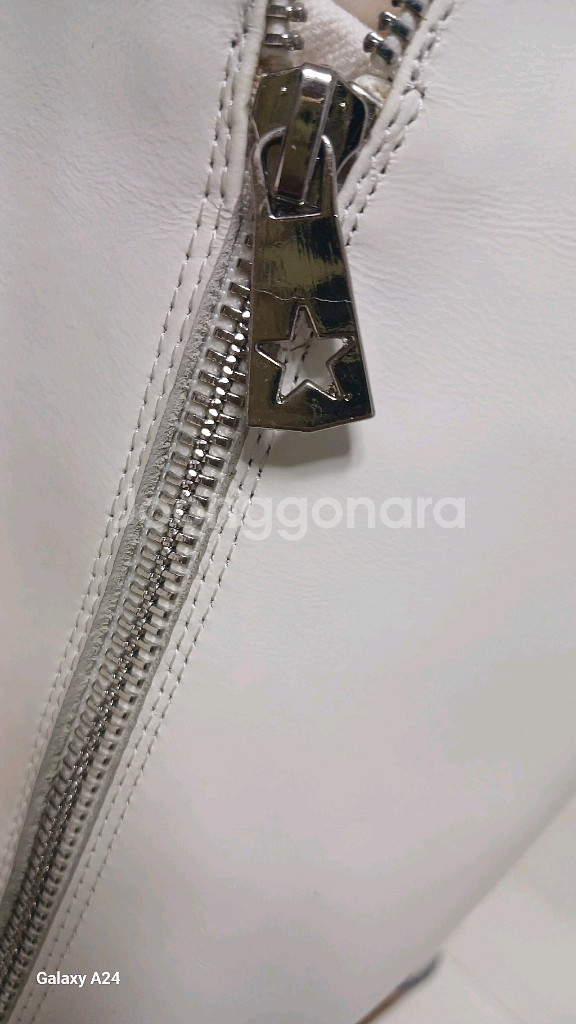 Jimmy Choo 지미추 화이트 지퍼 롱부츠(37/2--9