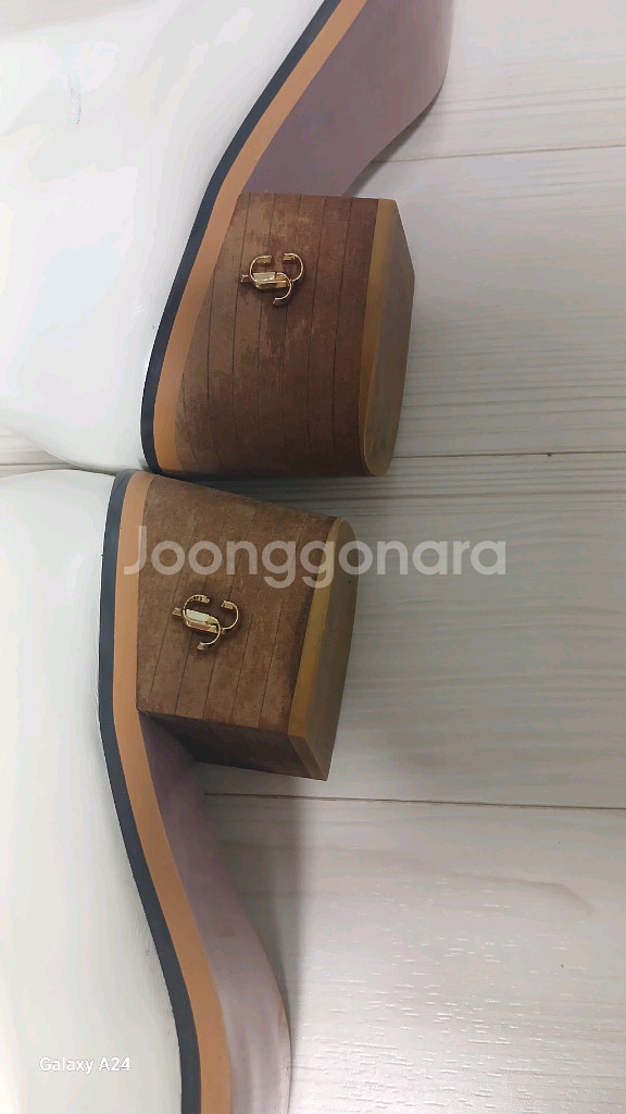Jimmy Choo 지미추 화이트 지퍼 롱부츠(37/2--6