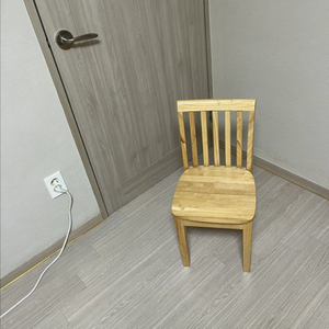 작은 원목의자