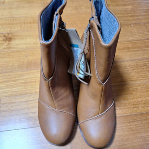 # TOMS 여성 앵클 부츠 브라운 240(새상품)